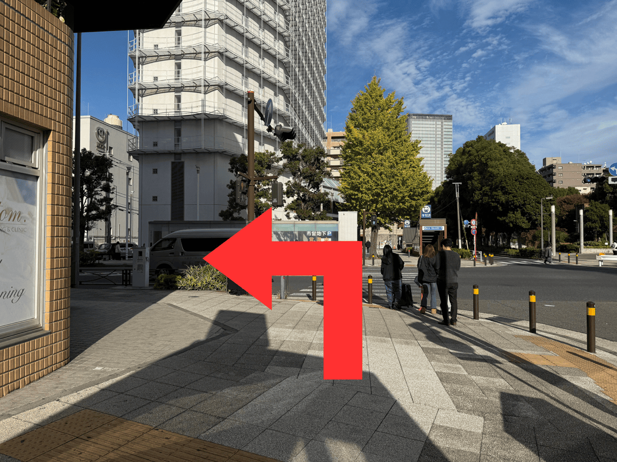 { 左に曲がりまっすぐ進みます。 }